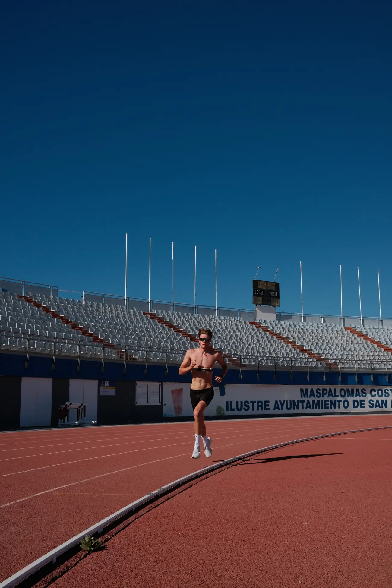 Thomas läuft allein durch das Stadion von Maspalomas